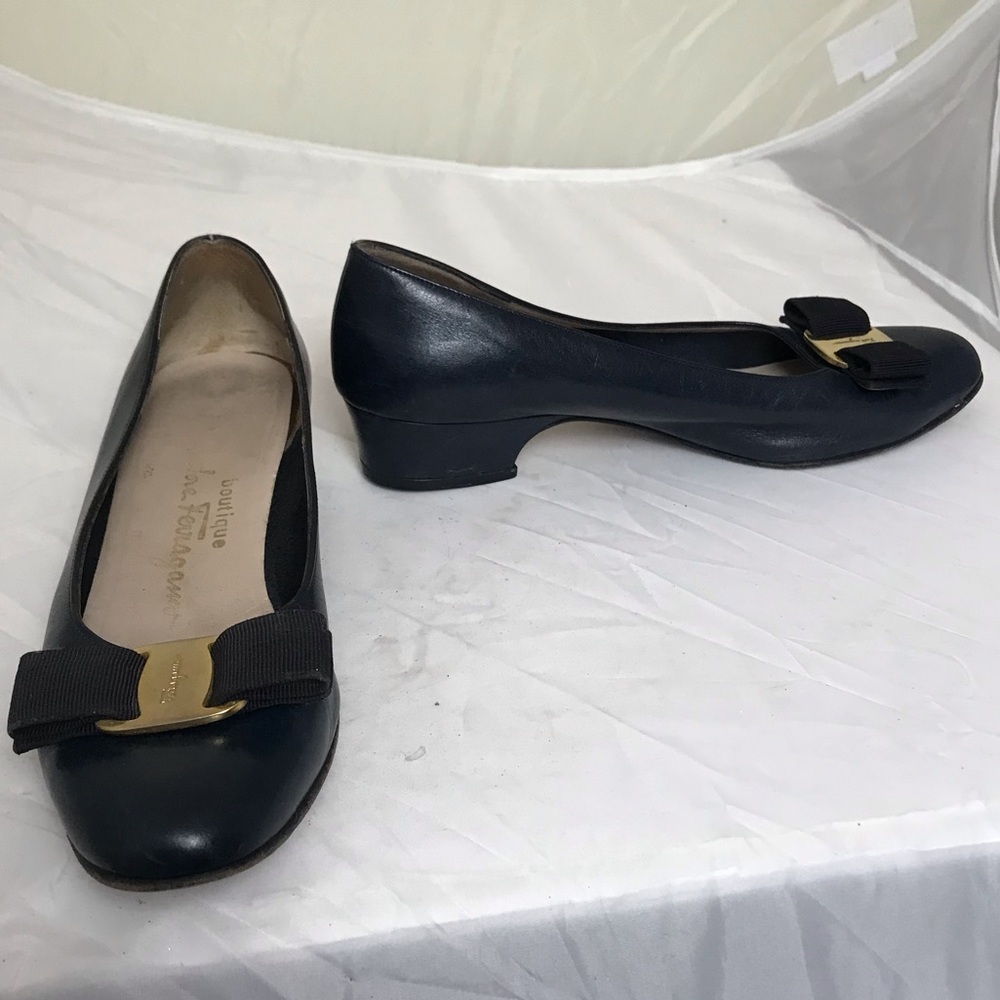 Salvatore Ferragamo Boutique Vara Bow Navy Blue Leather Pumps Shoes Gold Logo 5